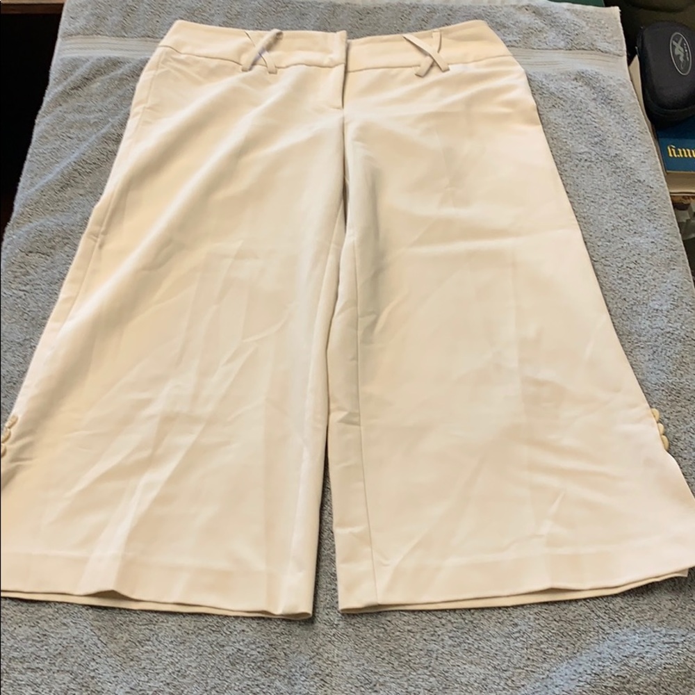 White House Black Market. Size 6 Capris pants.